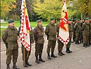 Die Fahnentrupps der Heersetruppenschule.