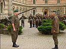 Oberst August Reiter (r.) begrüßt General Roland Ertl in Eisenstadt.