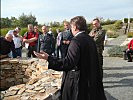 Pater Michael führte durch den Garten der Religionen.