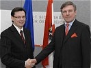 Norbert Darabos (l.) verabschiedet Generalmajor Wolfgang Jilke.