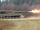 Ein Kampfpanzer 'Leopard 2A4' im scharfen Schuss am Truppenübungsplatz.