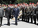 V.l.: Generalstabschef Entacher, Minister Darabos und Bundespräsident Fischer schreiten die Front ab.