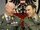 General Ertl und Generalleutnant Ponos im Gespräch.