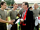 Minister Norbert Darabos bei der Vergabe der "Österreich am Ball" T-Shirts.