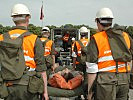 Gardesoldaten üben das Verladen eines Patienten in den Sanitätswagen.