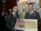 Brigadier Reiszner übergibt den Scheck an ICEP.