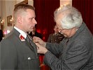 Ing. Jaus verleiht Wachtmeister Hubert Kucher das Ehrenkreuz.