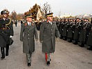 General Entacher und Brigadier Schmidseder schreiten die Front ab.