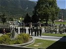 Soldaten und zivile Gäste am Festplatz vor dem Rathaus in Kötschach-Mauthen.