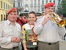 Oberstleutnant Bernhard Heher mit einem neuen Fan.