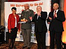 Oberst Reinhard Wassertheurer mit dem "Helfer Wiens Preis".