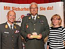Brigadier Karl Schmidseder, l., gratuliert zum Ehrenpreis.