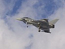 Ein Eurofighter im Luftraum über dem Flughafen Innsbruck.