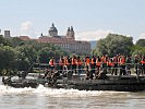 Fahrt auf der Donau - im Hintergrund das Stift Melk.