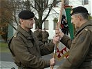 Brigadier Prader übergibt die Standarte des Verbandes.