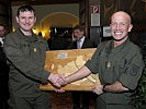 Schmidseder (r.) übergibt ein Abschiedsgeschenk des Militärkommandos an Brigadier Reißner.