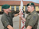 Brigadier Schmidseder, l., übergab das Feldzeichen an Major Mühlberger.