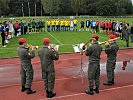 Die Fussballmannschaften werden mit einem Ständchen der Gardemusik begrüßt.