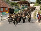 Die anzugelobenden Soldaten marschieren ein.