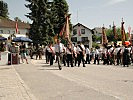 Eine Fahnenabordnungen des Kameradschaftsbundes beim Ausmarsch.