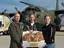 V.l.: Oberst Franz Lindenberg und Brigadier Andreas Putz übernehmen das Brot von Michael Ströck.