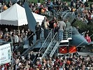 Schon am Vormittag stürzten sich Tausende auf Eurofighter, 'Black Hawk' und Co.