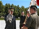 Hauptmann Schreyer (r.) übernimmt das neue Feldzeichen von Militärkommandant Karl Berktold.