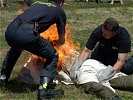 Die Feuerwehr demonstrierte das Löschen einer brennenden Person.