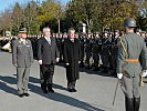 V.l.: Schmidseder, Häupl und Fischer. Dahinter die Ehrenkompanie der Garde.