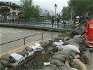 Das Wasser strömt schon fast über die Brücke!