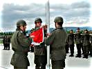 Soldaten der Fliegerwerft 2 hissen die Flagge.