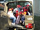 Die Klasse 1b mit Volksschullehrerin Ute Maier (m.) am Pinzgauer.