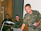 Ein deutscher Kamerad hält einen Unterricht