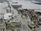 Aus der Luft ist das Ausmaß der Überflutungen klar zu erkennen.