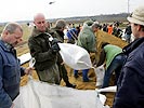 Gemeinsam arbeiten Soldaten, Feuerwehr und Bevölkerung rund um die Uhr...