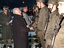 LT-Präsident Holztrattner, Bürgermeister Schweighofer und Brigadier Berktold überreichten Erinnerungsurkunden.