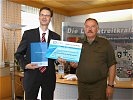 Generalleutnant Entacher absolvierte erfolgreich den ECDL-Computerführerschein.