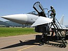 Ein Pilot besteigt das Cockpit der Königsklasse in der Militärluftfahrt.