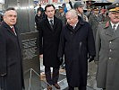 Enthüllten die Gedenktafel in Floridsdorf (v.l.): Bezirksvorsteher Heinz Lehner, Norbert Darabos, Michael Häupl, General Edmund Entacher.