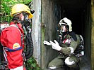 Lagebesprechung vor dem Stollen am Beginn der Übung.