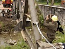 Millimetergenaues Arbeiten ist beim Einsetzen der Brücke notwendig.