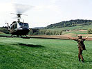 Punktlandung: Ein AB-212-Helikopter setzt exakt vor einem Klagenfurter Jäger auf.