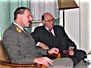 Der OÖ Militärkommandant Generalmajor Kurt Raffetseder im Gespräch mit Prof. Klaus Emmerich