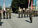 Hauptmann Opriessnig meldet Feldzeichen und Ehrenwache an General Entacher (r.).