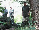 Interessiert verfolgt General Entacher ein Team von Scharfschützen während des Wettkampfes.