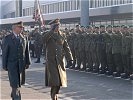 General Moschini (Mitte) bei seiner Ankunft in Salzburg...