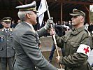 Generalmajor Bair,l., übergibt das Kommando an Major Zalar.