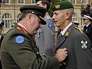 General Patrick Nash zeichnet Major Jürgen Wimmer (r.) mit der EU-Medaille aus.