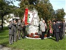 Kranzniederlegung am Denkmal von Oberst Riegele.