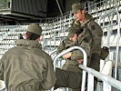 In den steilen Stadionaufgängen können Verletze nur ohne Hilfsmittel...